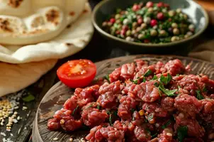 Bœuf haché aux épices baharat et son pain pita garni