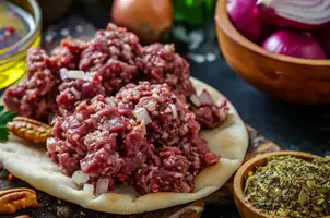Bœuf haché aux épices persanes et noix dans un pain pita gourmand